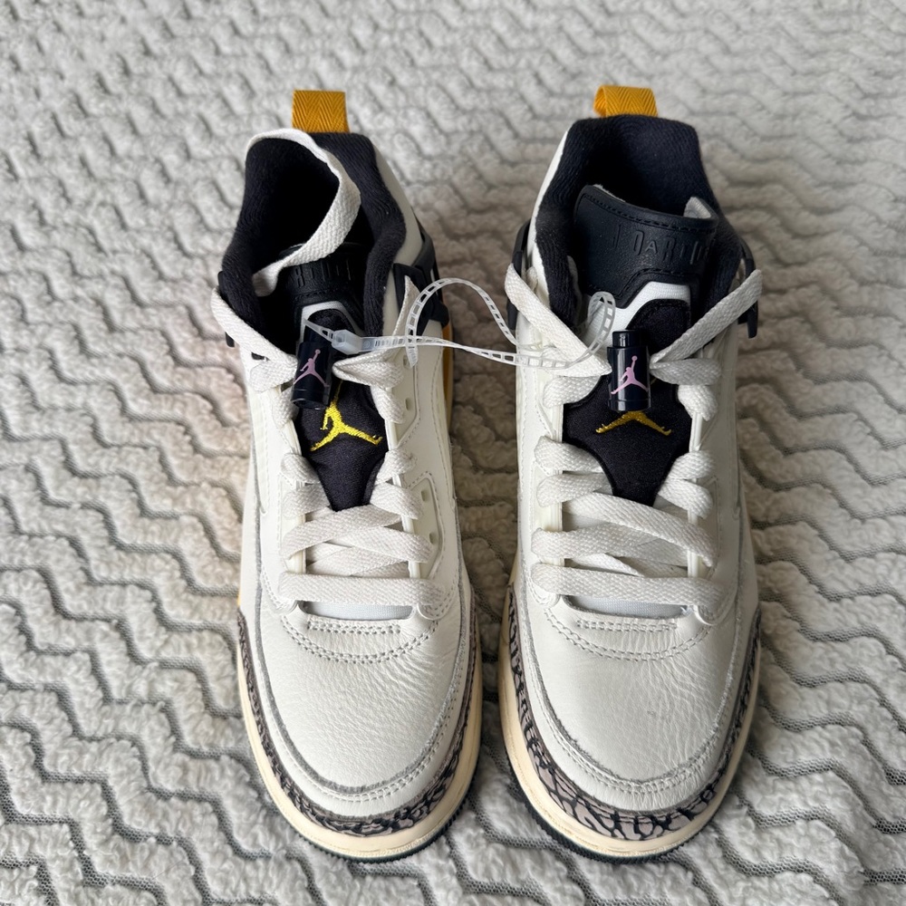 Air Jordan White Leather Lace Up Athletic Shoes Low Top Sneakers Sz 4Y
